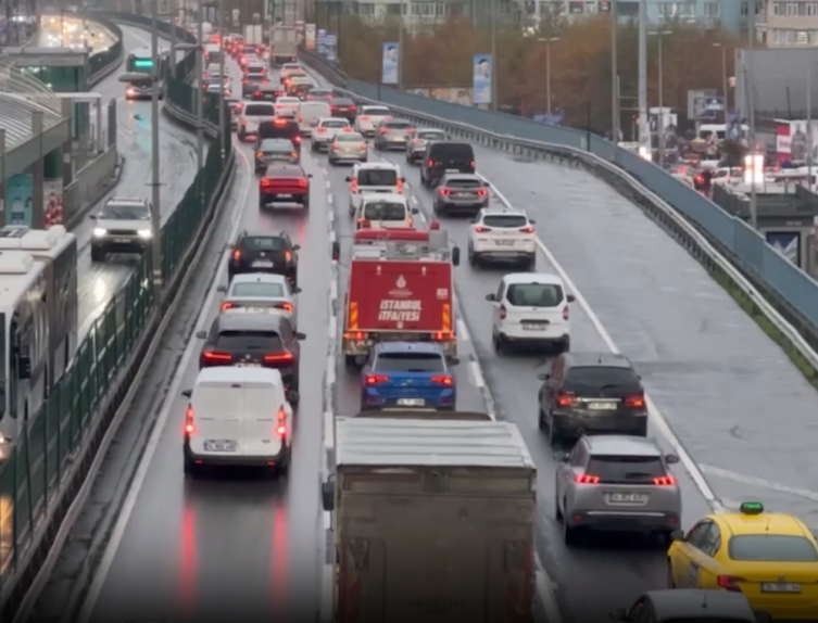 İstanbul'da sağanak etkili oldu: Trafik yoğunluğu yüzde 80'e ulaştı